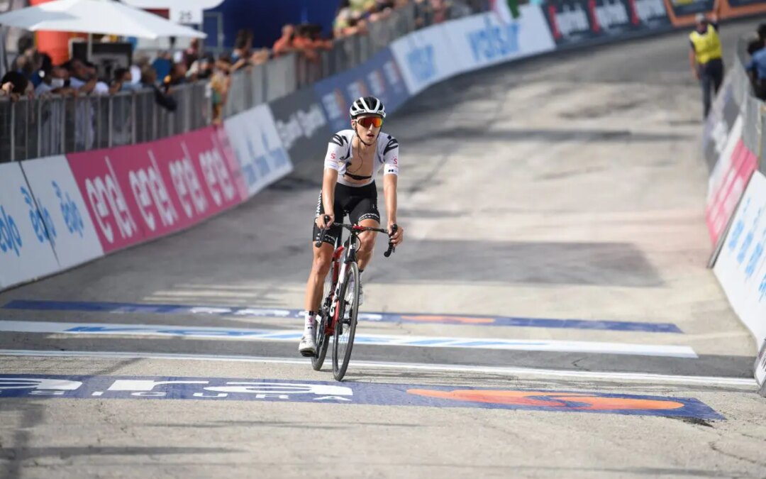 Colpo doppio di Hindley al Tour, tappa e maglia gialla