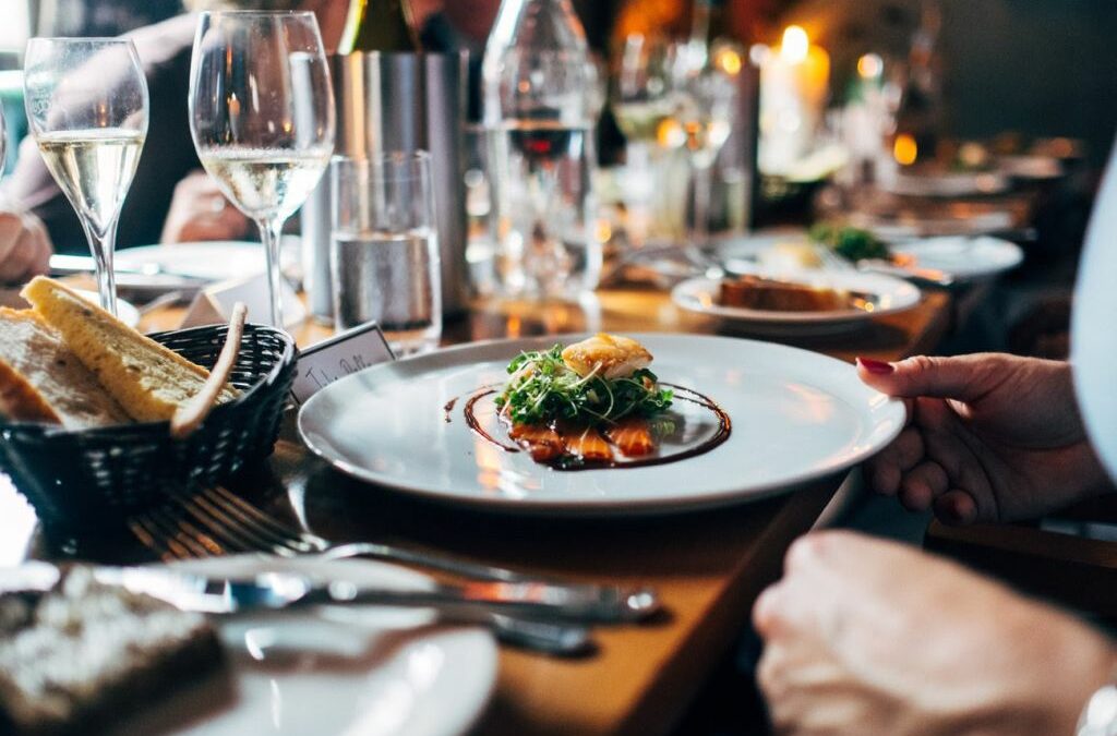 Gli italiani in vacanza prediligono il ristorante, ma non quello gourmet